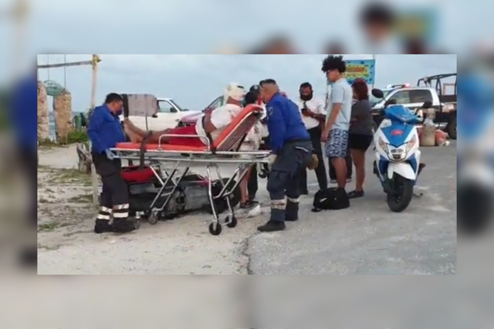 Paramédicos acudieron al cruce de la avenida 11 con Félix González Canto, para valorar al motociclista accidentado Paramédicos acudieron al cruce de la avenida 11 con Félix González Canto, para valorar al motociclista accidentado