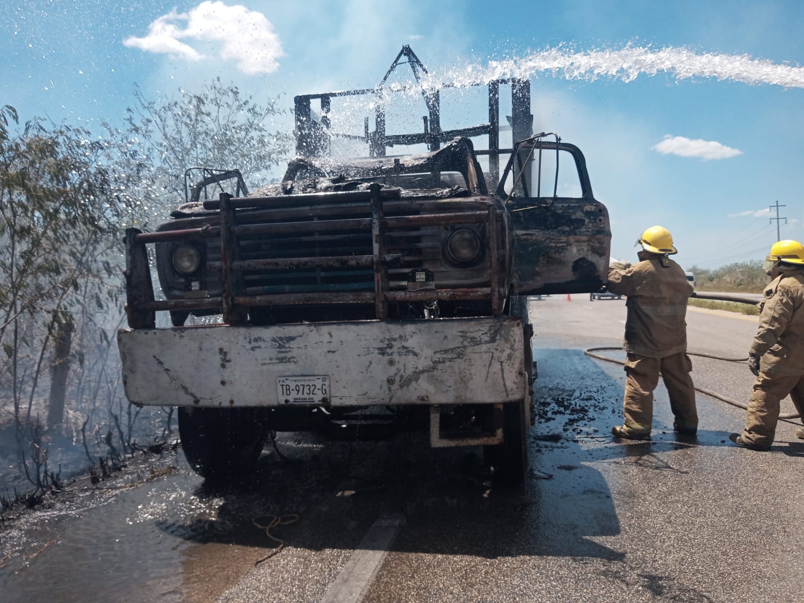 El conductor logró salir antes de que el fuego lo alcanzara