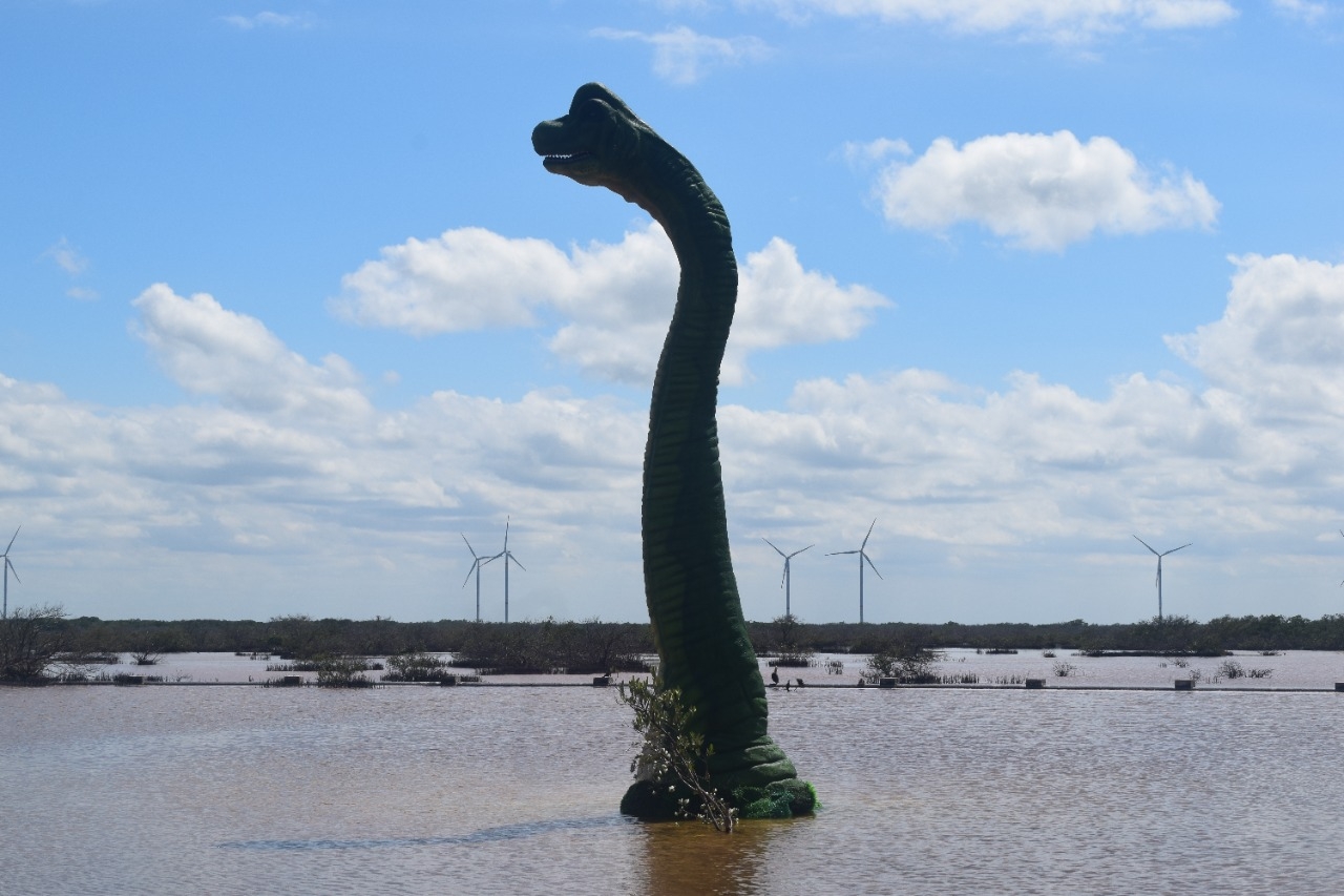 Un ejemplar de Brontosaurio destaca en la nueva atracción de Chicxulub