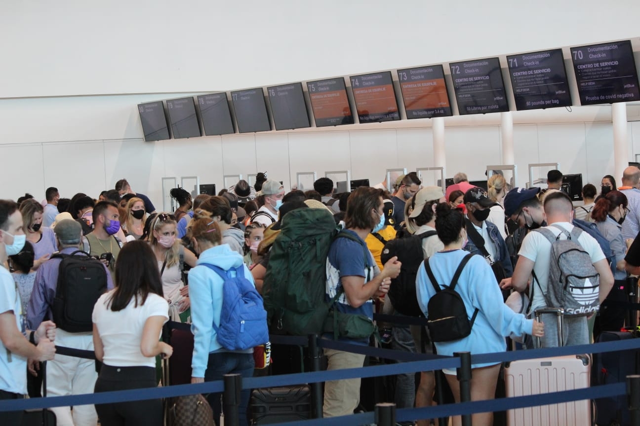 Los pasajeros de los vuelos cancelados a Estados Unidos y a Chile, se acercaron a los módulos de sus aerolíneas en el aeropuerto de Cancún para ver su situación
