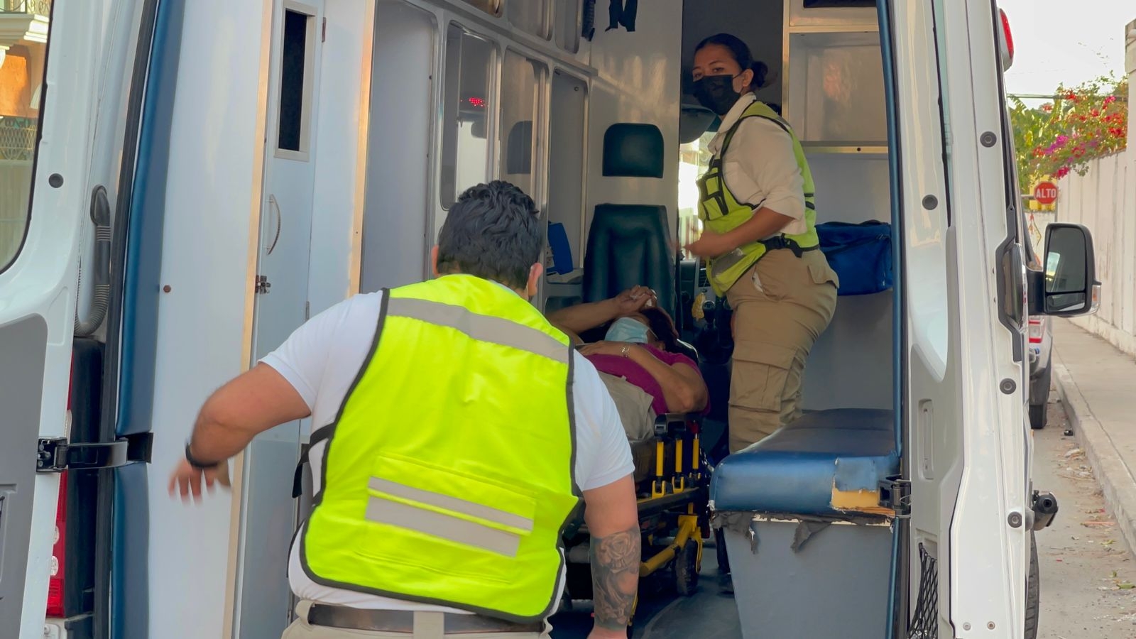 Hombre borracho golpea a una mujer tras accidente en moto en Samulá, Campeche