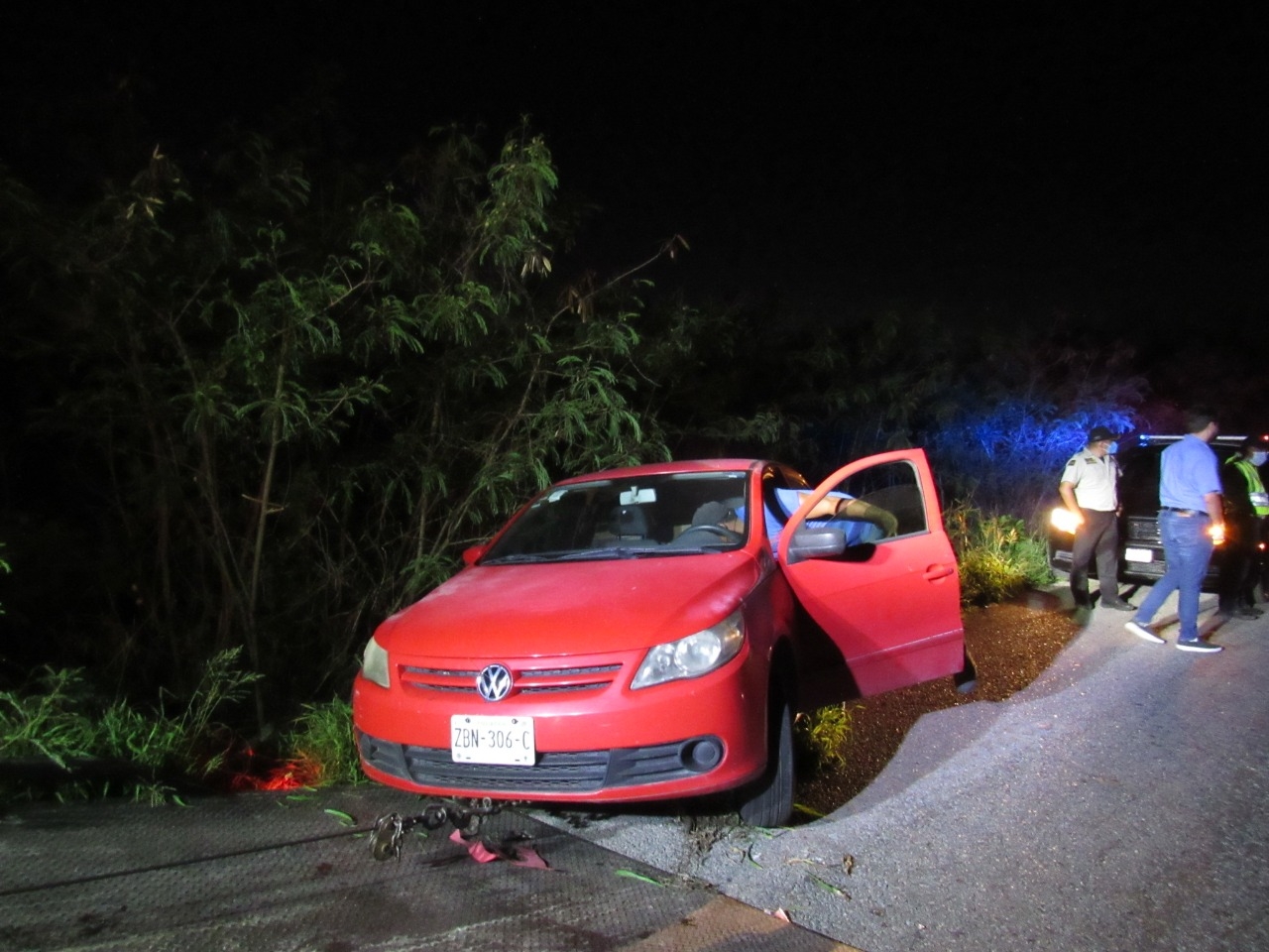 El auto quedó fuera del camino El auto quedó fuera del camino