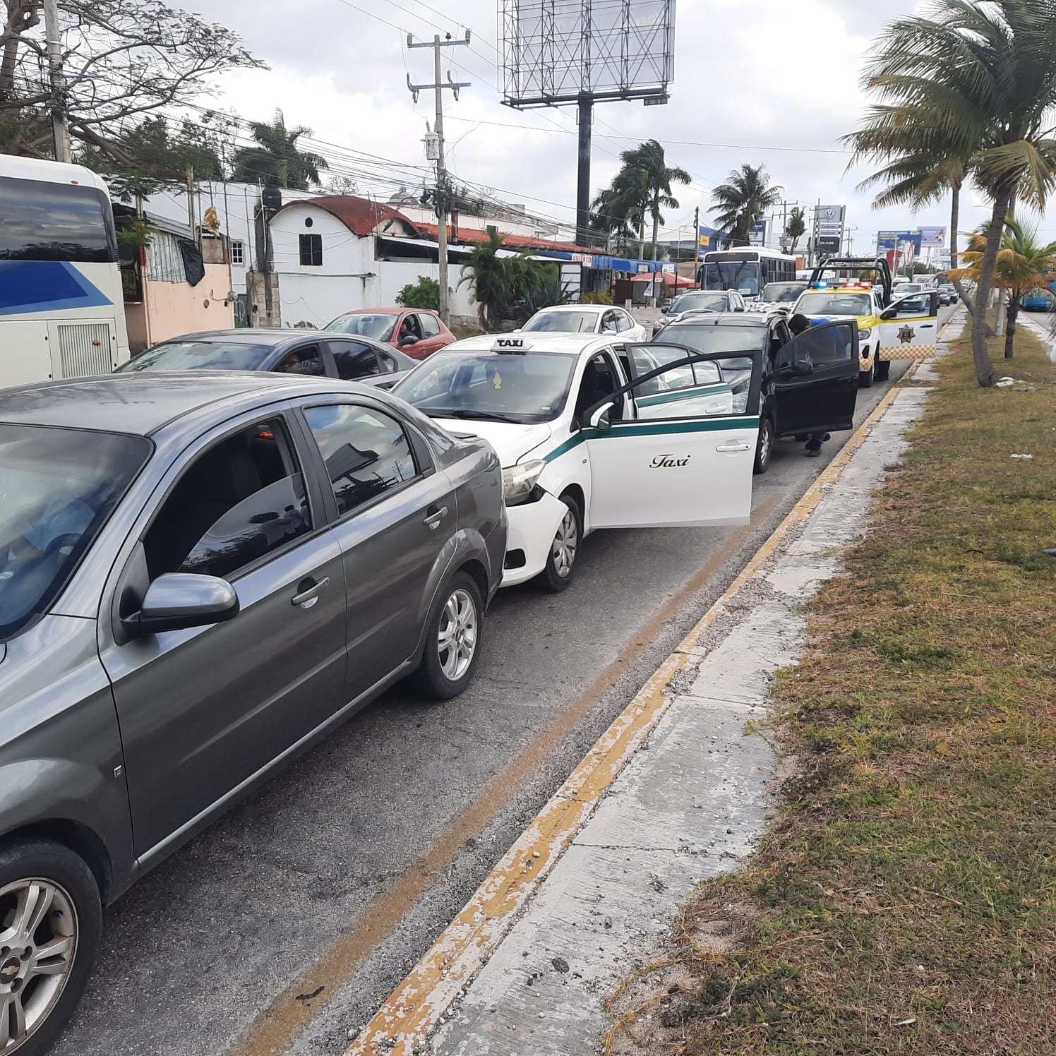 Las unidades permanecieron estacionadas en el carril de alta velocidad del Boulevard Colosio mientras los choferes llegaban a un acuerdo Las unidades permanecieron estacionadas en el carril de alta velocidad del Boulevard Colosio mientras los choferes llegaban a un acuerdo