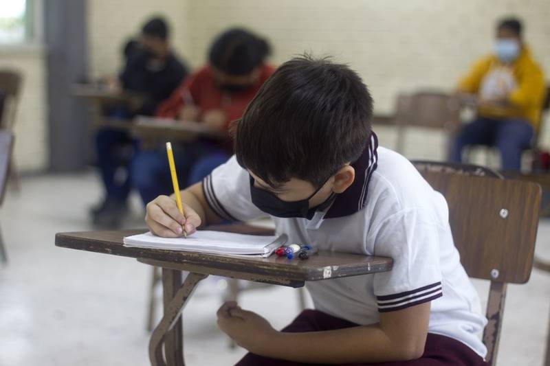 Los estudiantes iniciaron el presente ciclo con el formato a distancia, pero poco a poco han regresado a las aulas Los estudiantes iniciaron el presente ciclo con el formato a distancia, pero poco a poco han regresado a las aulas