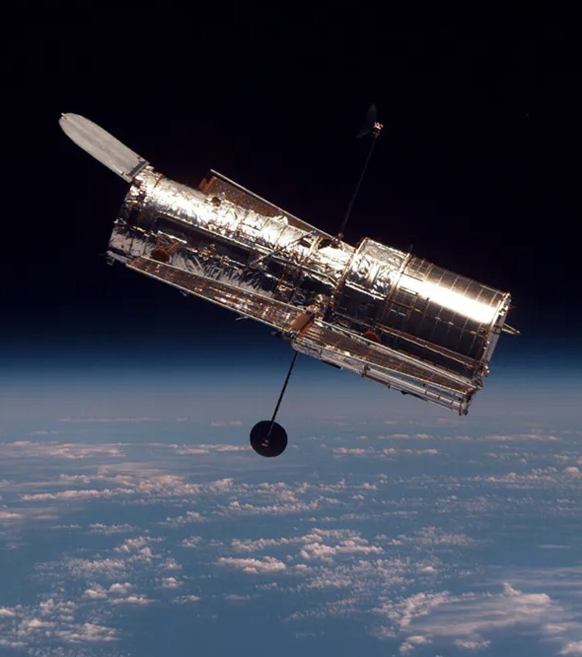 Hubble permanece en el espacio capturando estrellas y lejanas constelaciones Hubble permanece en el espacio capturando estrellas y lejanas constelaciones
