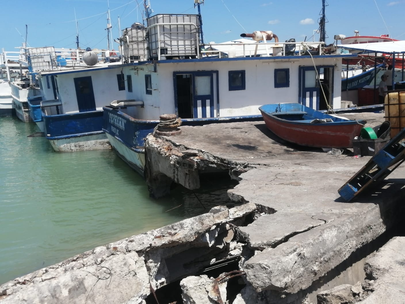 Cerca de 8 barcos tuvieron que ser retirados para evitar daños Cerca de 8 barcos tuvieron que ser retirados para evitar daños