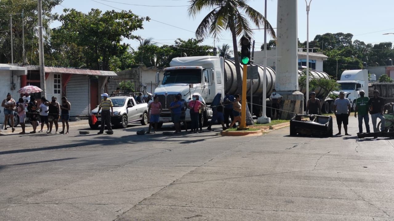 Los vecinos de la colonia Caracol en Ciudad del Carmen cerraron la circulación de la avenida 10 de Julio Los vecinos de la colonia Caracol en Ciudad del Carmen cerraron la circulación de la avenida 10 de Julio
