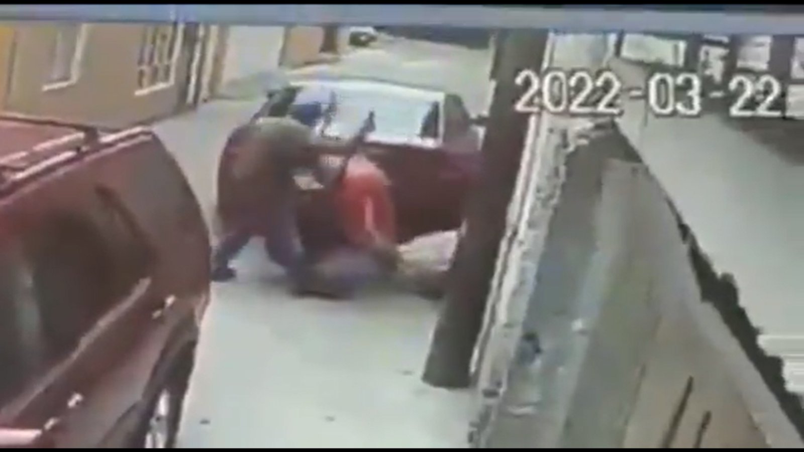 El hombre arrojó el cuerpo a la calle El hombre arrojó el cuerpo a la calle