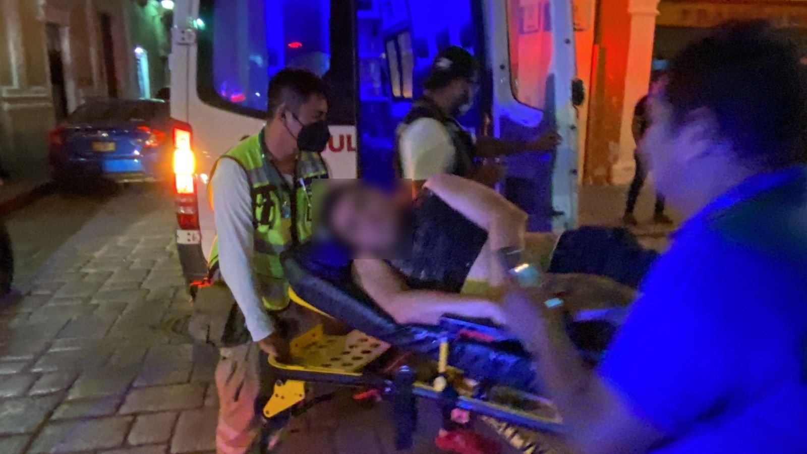 El hombre fue trasladado al Hospital General de Ciudad del Carmen para su atención médica tras desmayarse en un bar de la ciudad El hombre fue trasladado al Hospital General de Ciudad del Carmen para su atención médica tras desmayarse en un bar de la ciudad