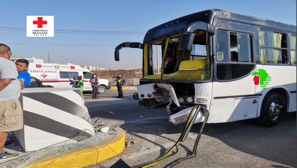 Choque de autobús en la México-Pachuca deja 30 personas lesionadas