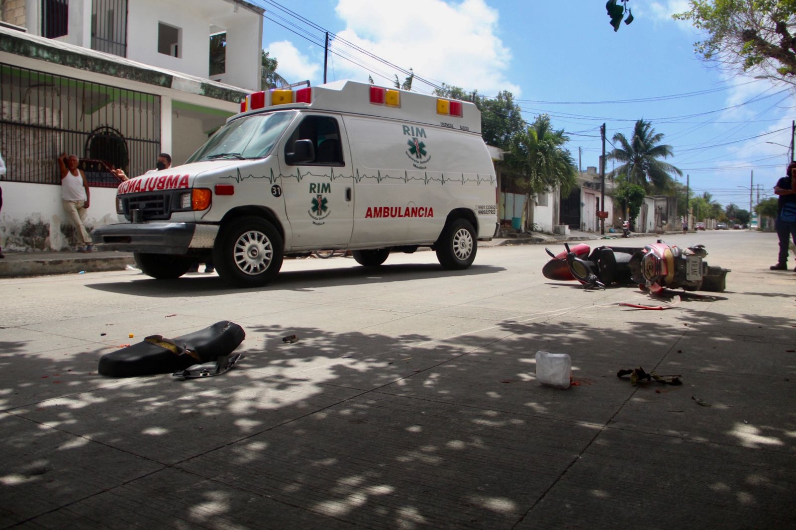 Paramédicos de la empresa privada trasladaron a la motociclista lesionada al Hospital General de Cancún Paramédicos de la empresa privada trasladaron a la motociclista lesionada al Hospital General de Cancún