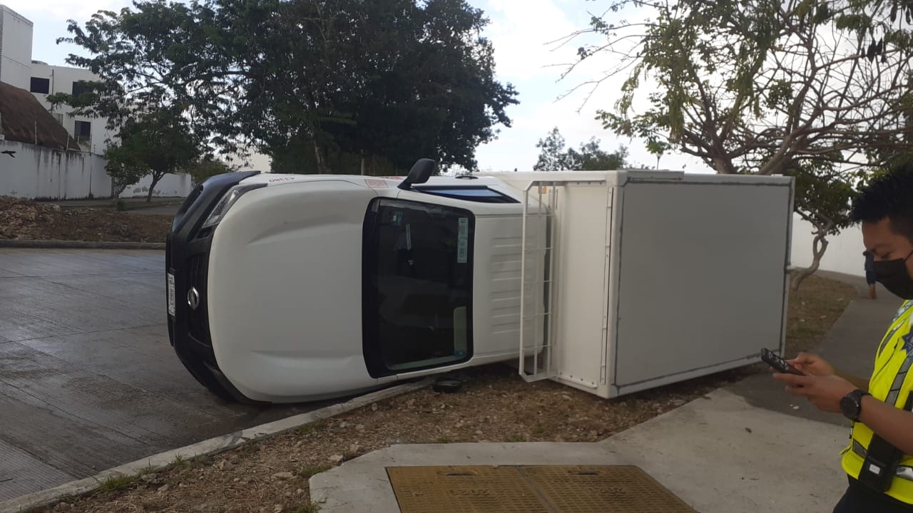 El conductor de la camioneta de Barcel resultó ileso tras el accidente en el fraccionamiento Natura de Playa del Carmen El conductor de la camioneta de Barcel resultó ileso tras el accidente en el fraccionamiento Natura de Playa del Carmen