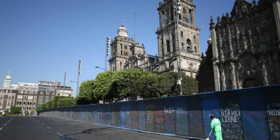 Elementos de la Ciudad de México comenzaron con la instalación de vallas metálicas a fin de proteger Palacio Nacional y la Catedral Metropolitana Elementos de la Ciudad de México comenzaron con la instalación de vallas metálicas a fin de proteger Palacio Nacional y la Catedral Metropolitana