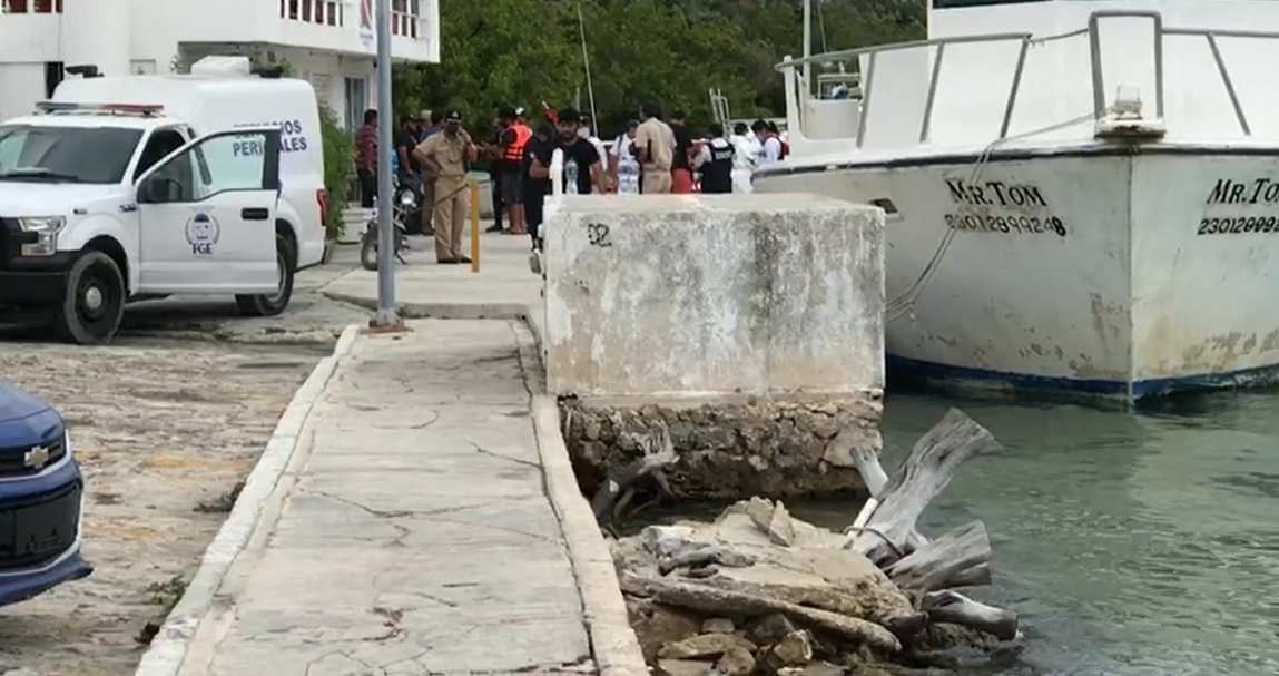 Servicios Periciales de la Fiscalía General de Quintana Roo acudieron a la Zona Hotelera de Cancún para recibir el cuerpo de uno de los dos muertos en Isla Mujeres