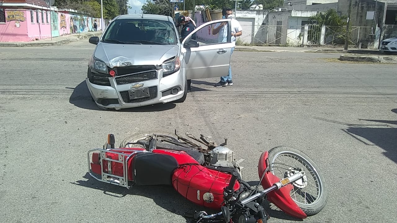 El automóvil no respetó el alto de la colonia Amalia Solorzano en Mérida El automóvil no respetó el alto de la colonia Amalia Solorzano en Mérida