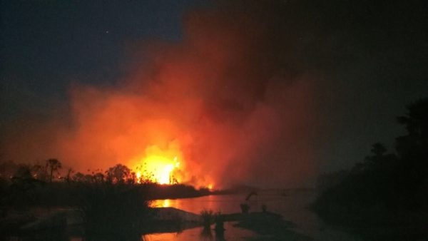 El fuego habría alcanzado a por lo menos 22 viviendas, cuyas familias alcanzaron a ser resguardadas El fuego habría alcanzado a por lo menos 22 viviendas, cuyas familias alcanzaron a ser resguardadas