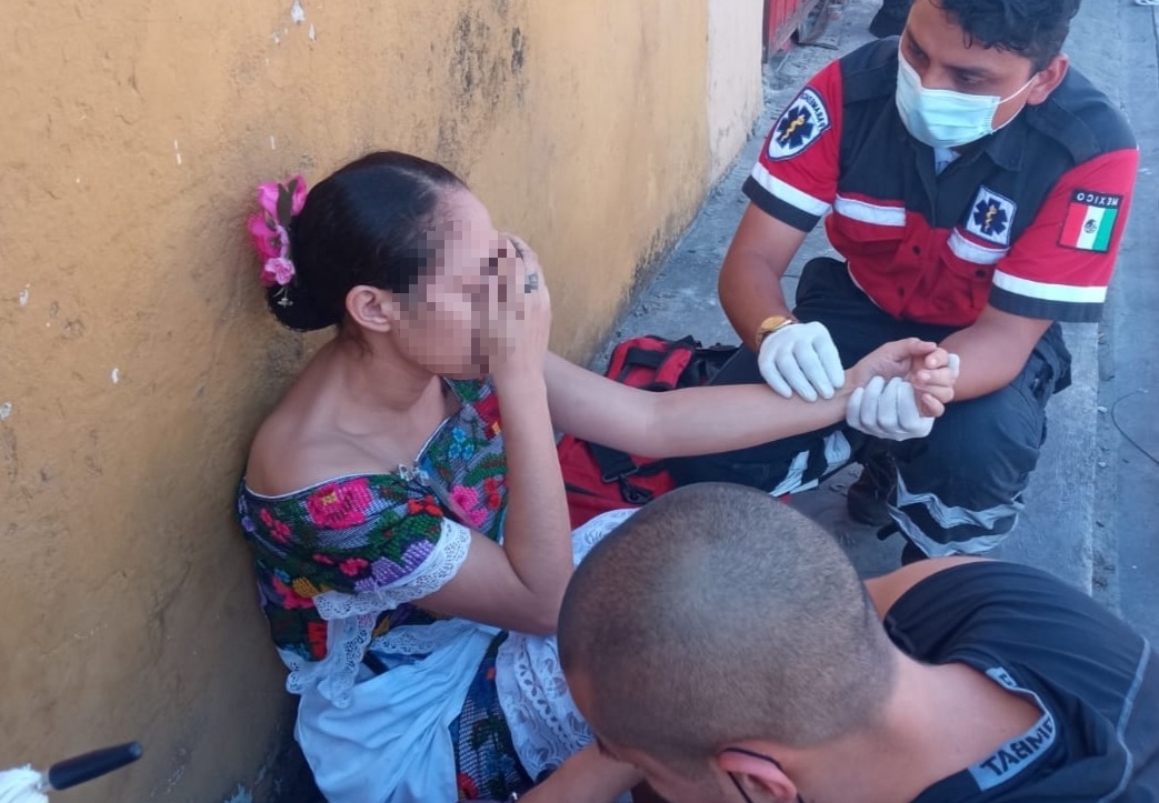 Al lugar llegaron los paramédicos de Izamal quienes ayudaron a la mujer Al lugar llegaron los paramédicos de Izamal quienes ayudaron a la mujer