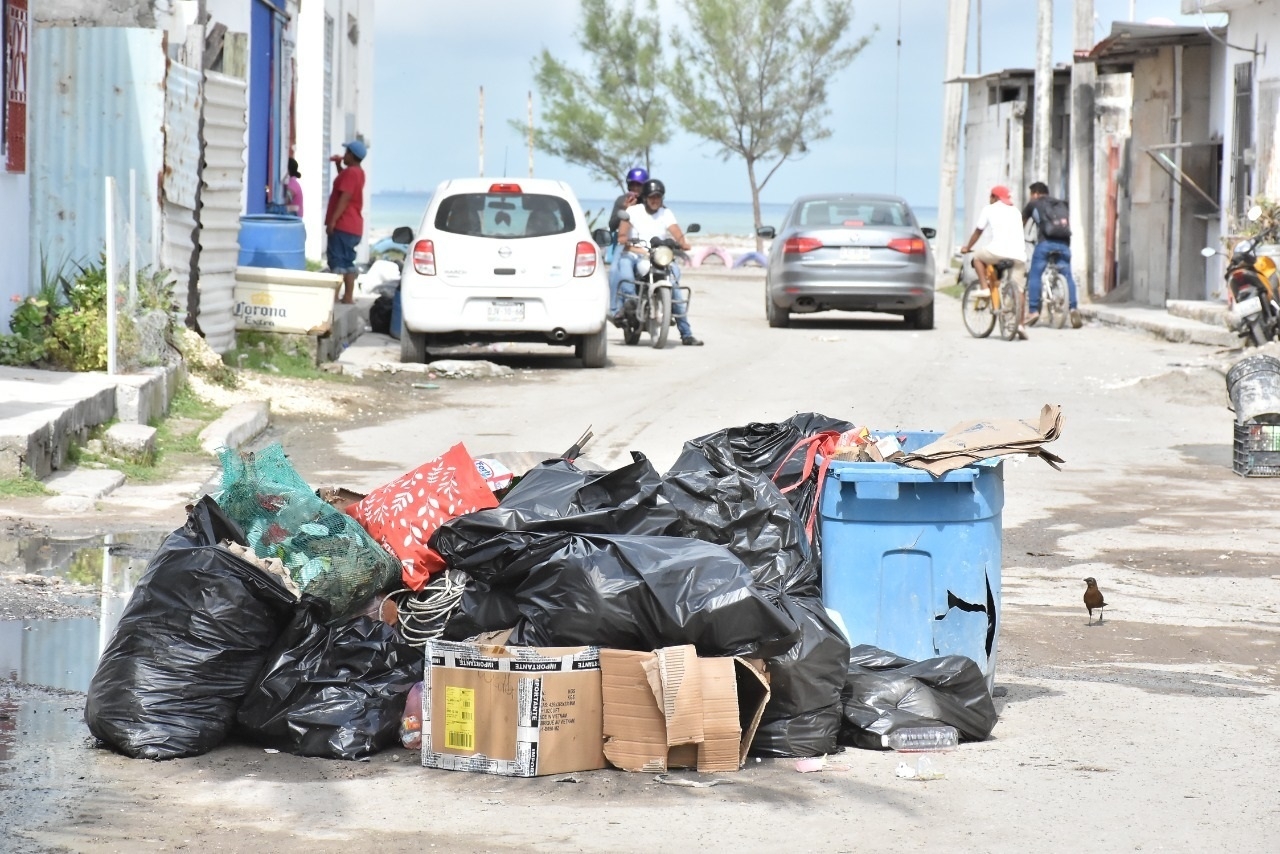 Los habitantes de Ciudad del Carmen usan los baldíos para tirar sus desechos