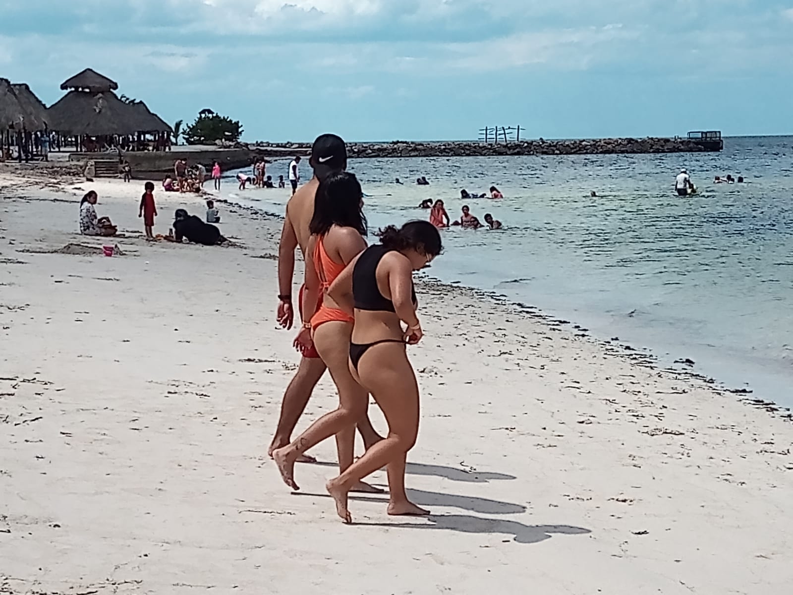Playa Bonita en Campeche registró un aforo moderado de bañistas en este primer día en que permite el acceso a personas