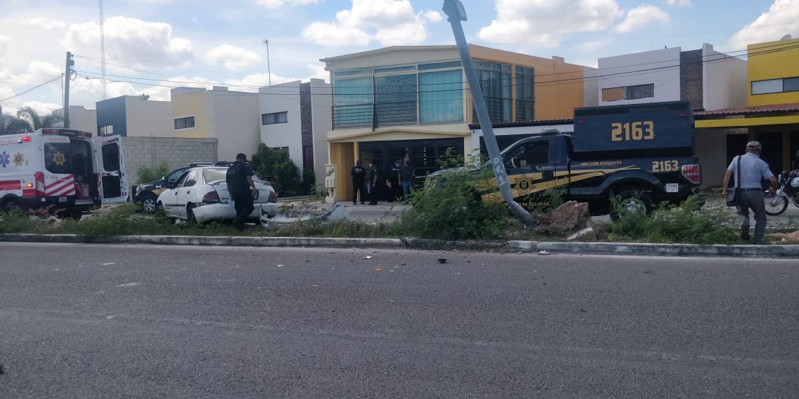 Conductor choca contra poste de alumbrado público en la colonia Paseos de Opichén