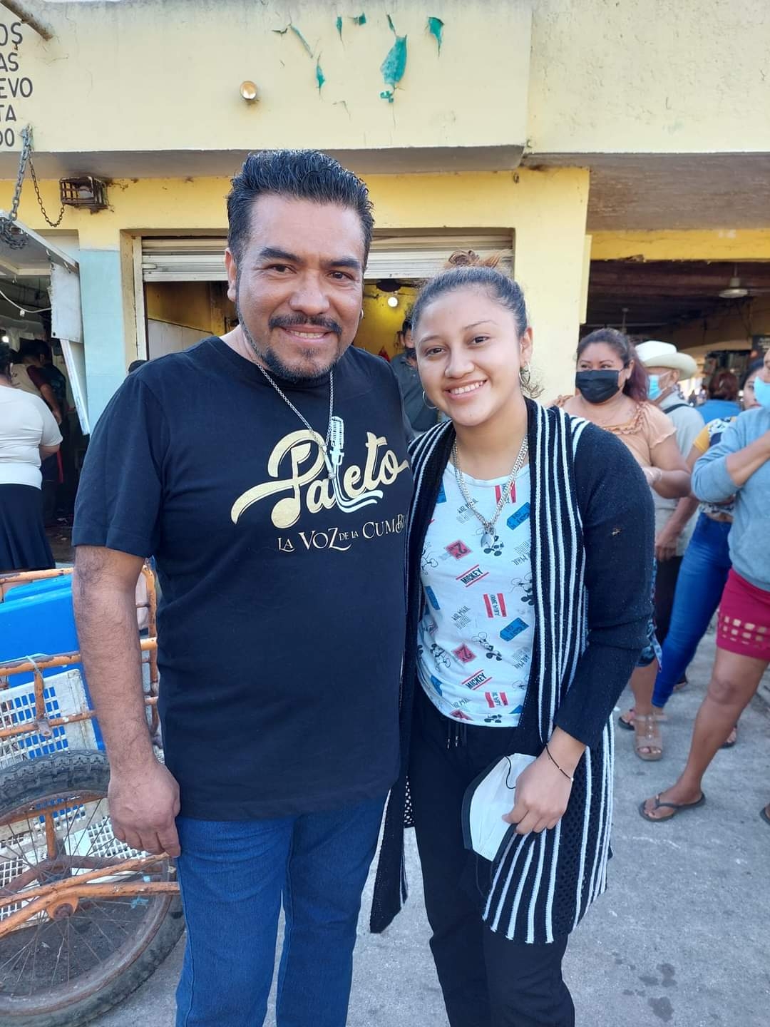 El exvocalista de Junior Klan se tomó fotografías con sus fans El exvocalista de Junior Klan se tomó fotografías con sus fans