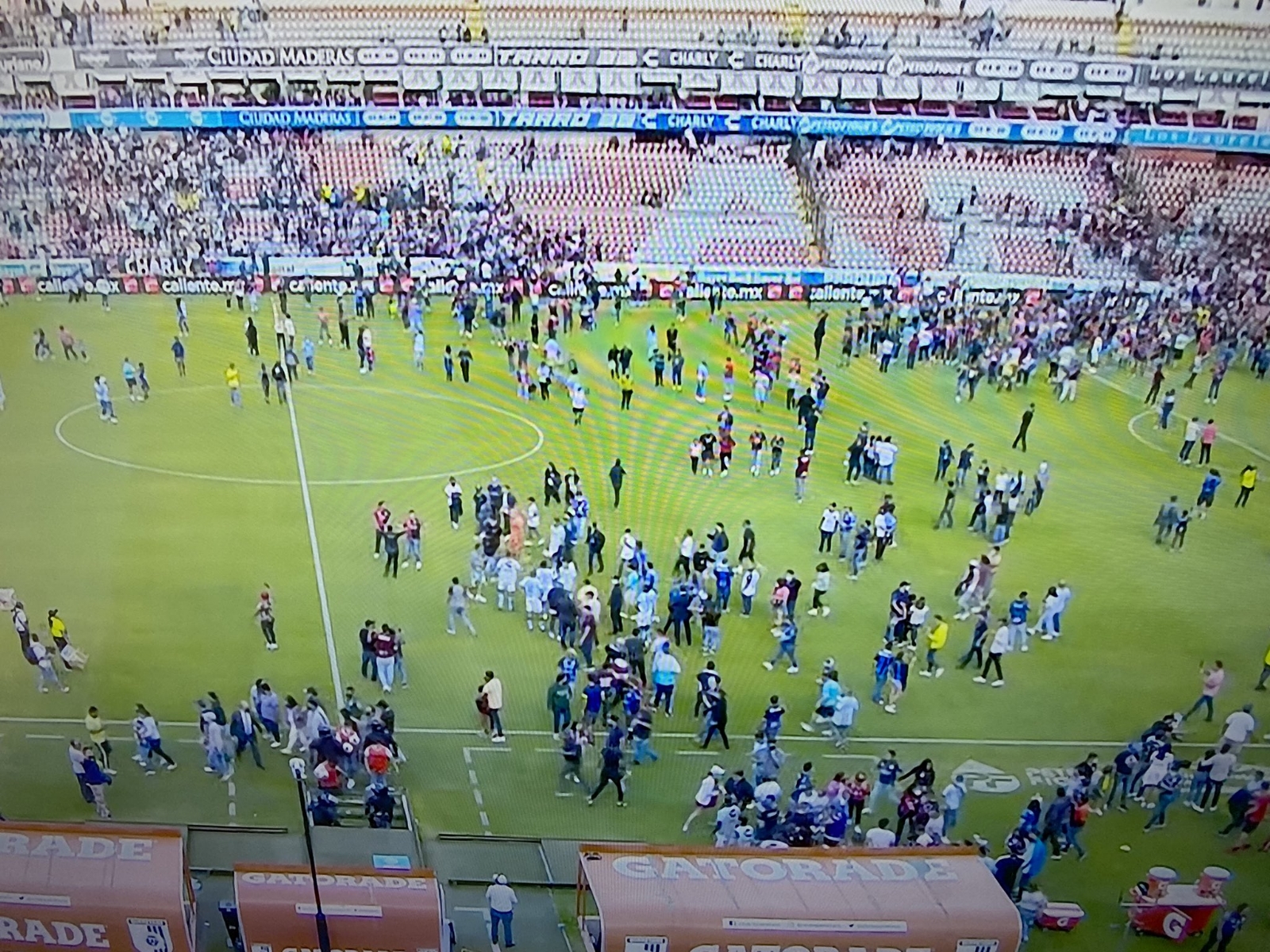 Durante el segundo tiempo del partido del Querétaro contra el Atlas, miles de aficionados ingresaron al campo
