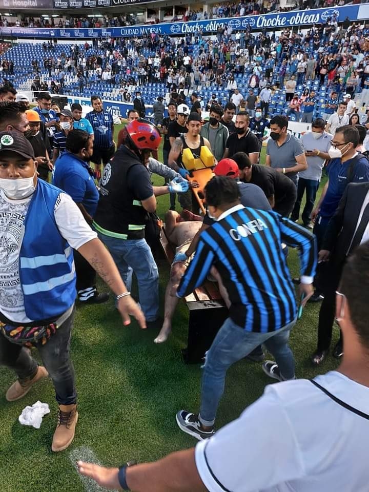 En pleno juego miles de aficionados del atlas, entre ellos, familias, niños y jóvenes corrieron hacia el campo para resguardarse
