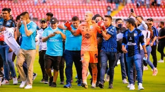 Aguerre intentó calmar los ánimos entre aficionados. Foto: Getty Images Aguerre intentó calmar los ánimos entre aficionados. Foto: Getty Images