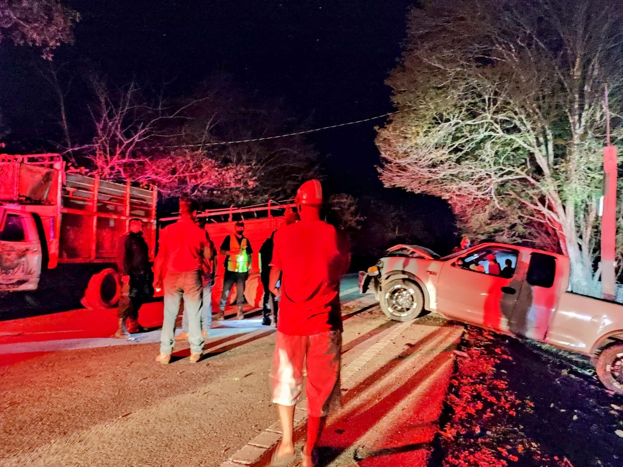 Elementos policiacos cerraron la circulación de la vía Peto-Tzucacab en lo que retiraban los vehículos de la zona Elementos policiacos cerraron la circulación de la vía Peto-Tzucacab en lo que retiraban los vehículos de la zona