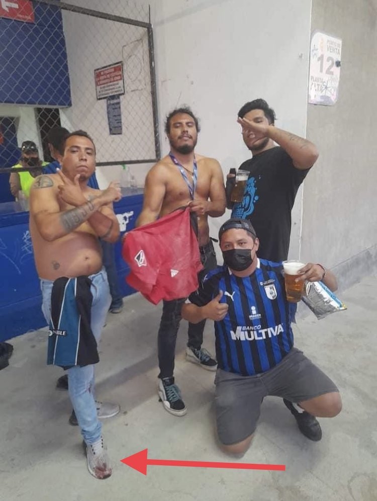 Una fotografía difundida en redes sociales muestra a cuatro supuestos agresores de aficionados del Atlas en el estadio La Corregidora de Querétaro.