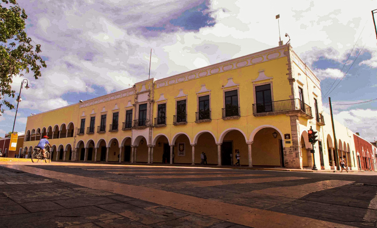 Manuel Lizama muestra momentos históricos que han marcado el rumbo de la sociedad en Valladolid Manuel Lizama muestra momentos históricos que han marcado el rumbo de la sociedad en Valladolid