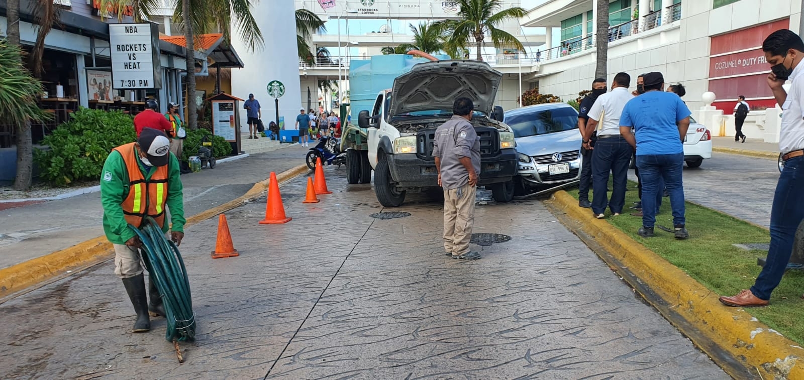 Paramédicos acudieron a la zona del accidente en Cozumel, mientras trabajadores municipales cerraban la vía