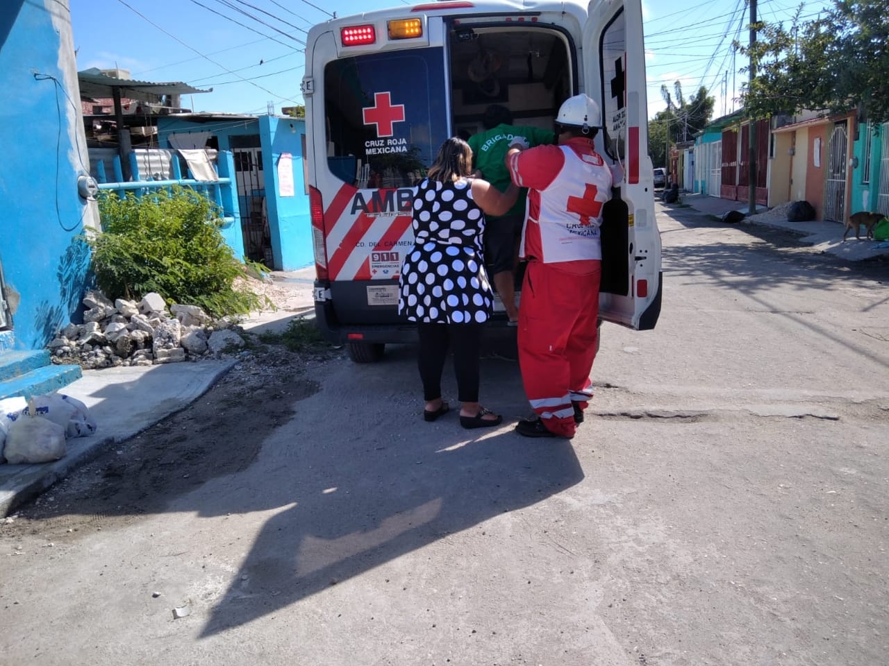 Albañil pierde el equilibrio y cae de dos metros de altura en Ciudad del Carmen
