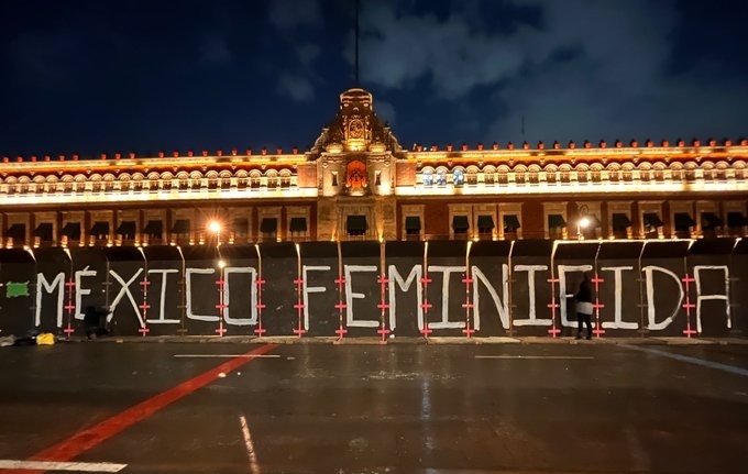 Colectivas se unieron para realizar pintas frente a las vallas que cubren Palacio Nacional. Foto: Twitter @antimonumenta
Colectivas se unieron para realizar pintas frente a las vallas que cubren Palacio Nacional. Foto: Twitter @antimonumenta