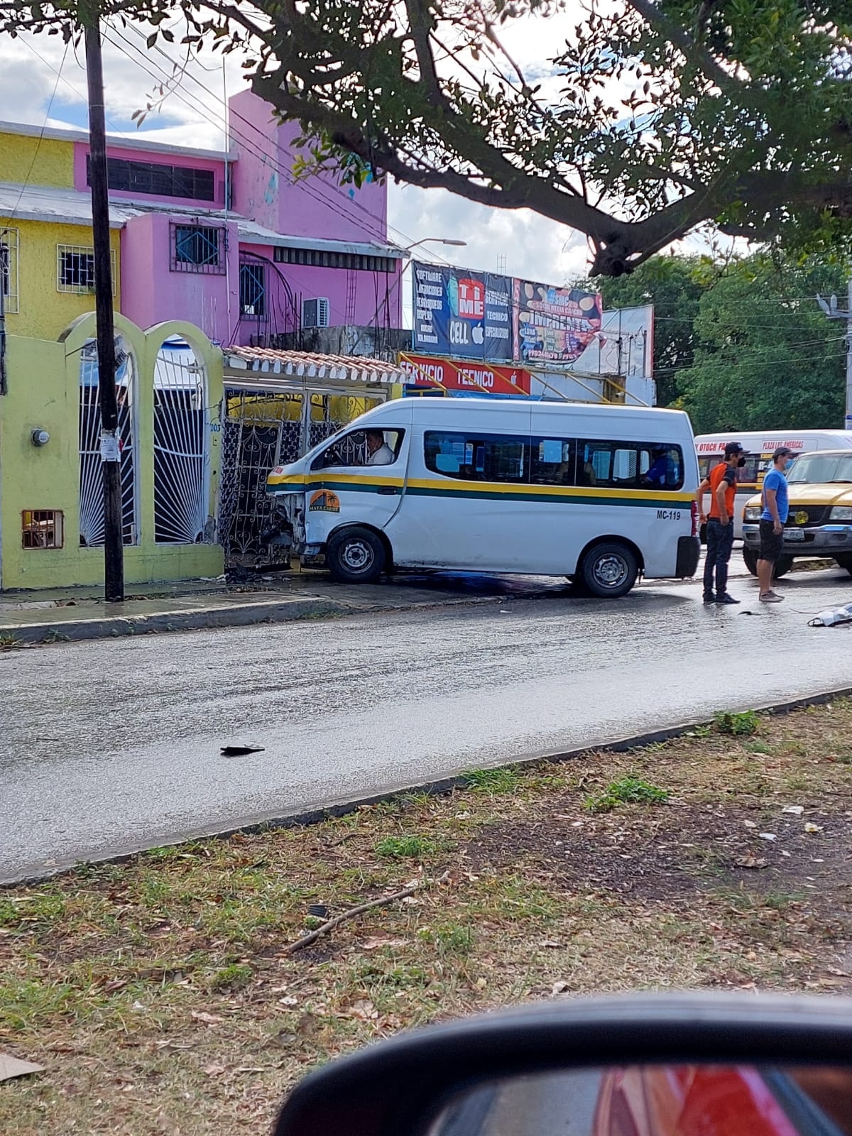 Choque entre dos combis en la Ruta 4 de Cancún deja ocho lesionados
