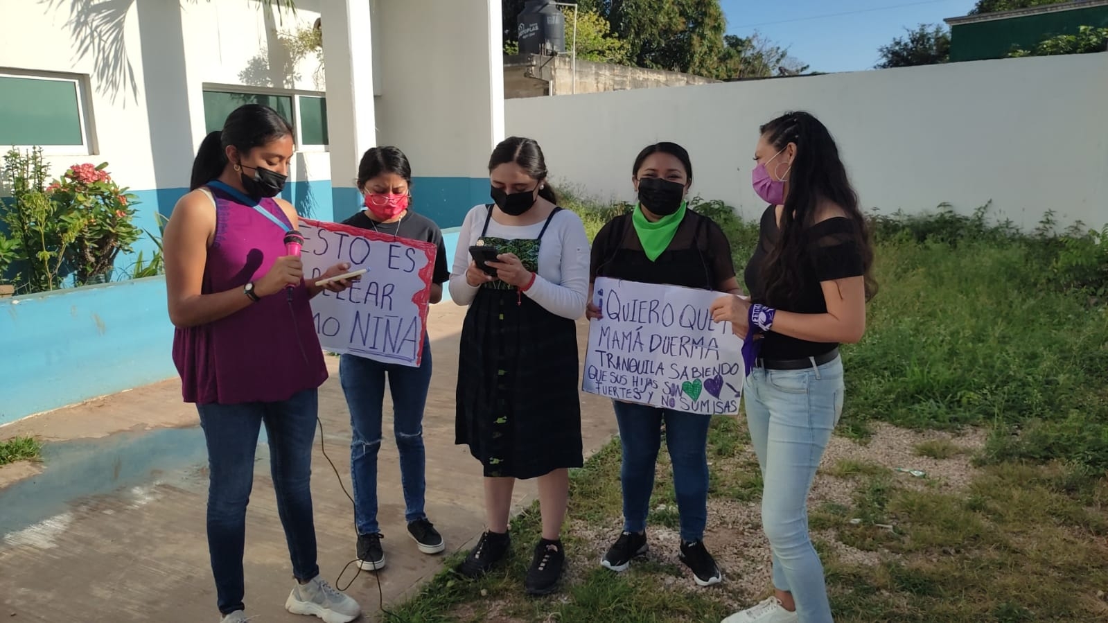 Las integrantes de la colectiva 'Foráneas Seguras' realizaron una protesta para recriminar la omisión de la FGE Q.Roo contra las mujeres Las integrantes de la colectiva 'Foráneas Seguras' realizaron una protesta para recriminar la omisión de la FGE Q.Roo contra las mujeres