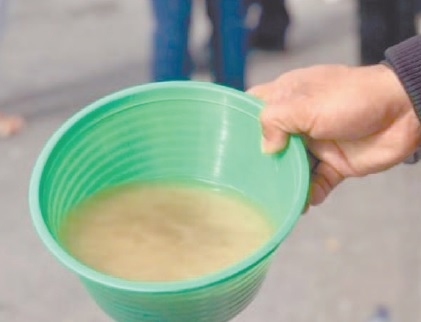 Los usuarios exhibieron una muestra en un recipiente