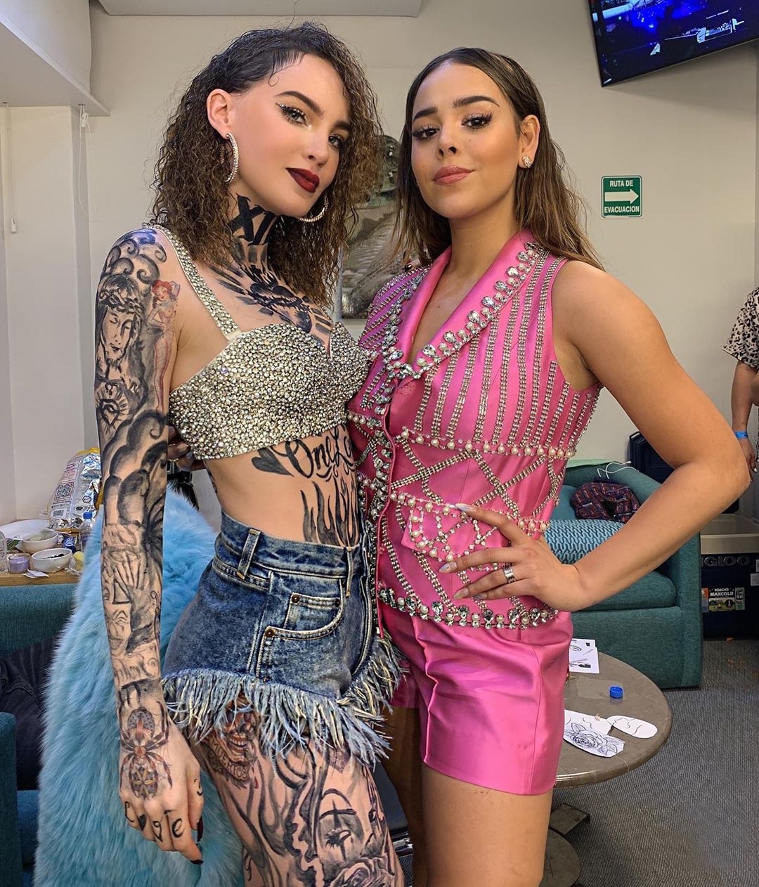 Danna Paola y Belinda compiten por quién luce mejor en atuendos del mismo color