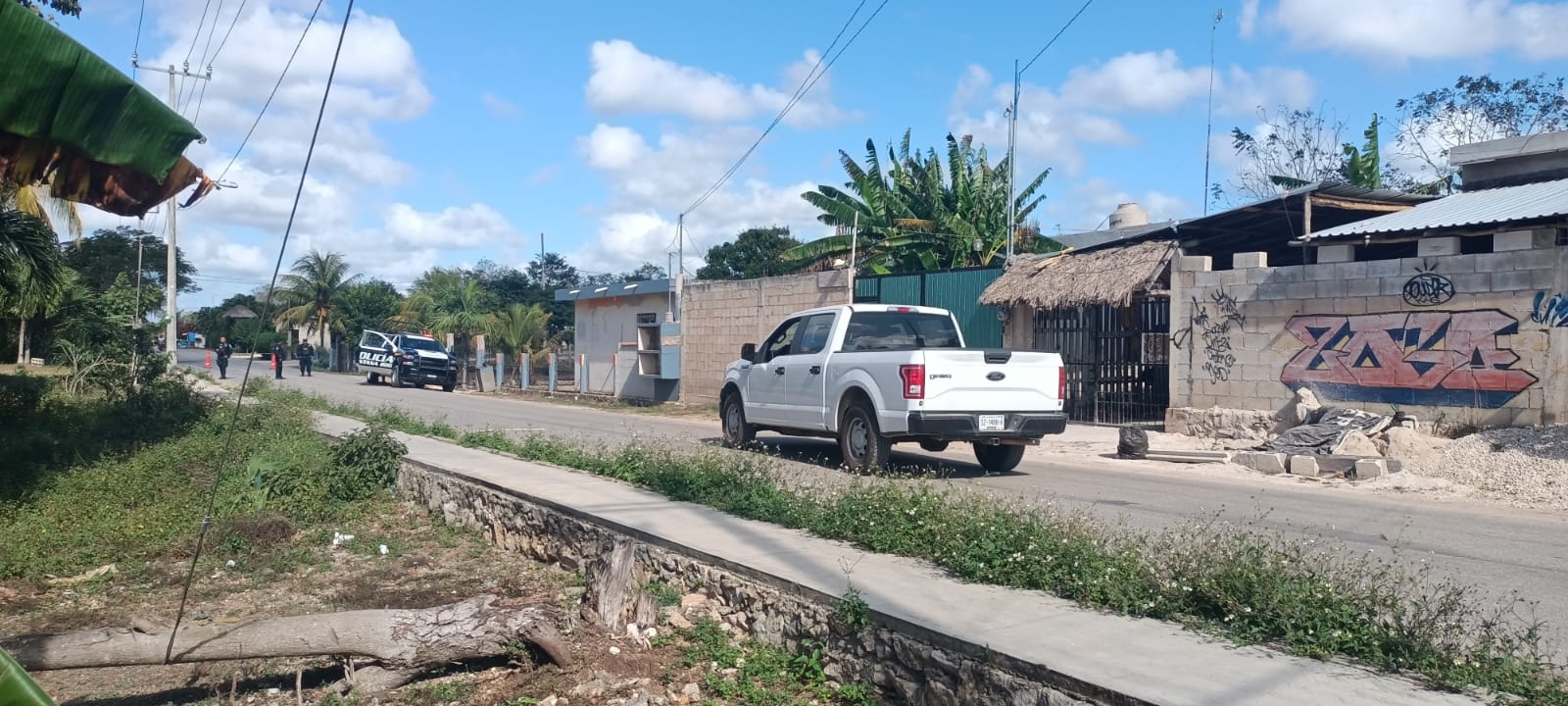 Los elementos policiacos de Kantunilkín acordonaron la zona del hallazgo el cadáver de la mujer