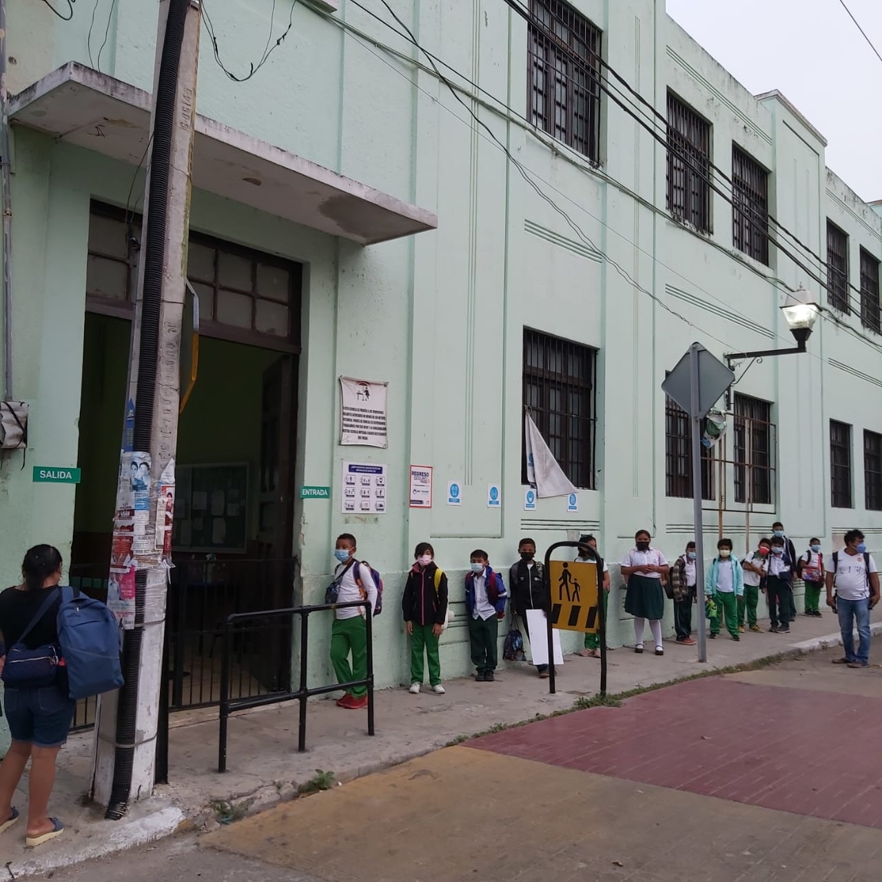Para ingresar a los centros educativos los estudiantes realizan una larga fila para evitar contagios por COVID-19