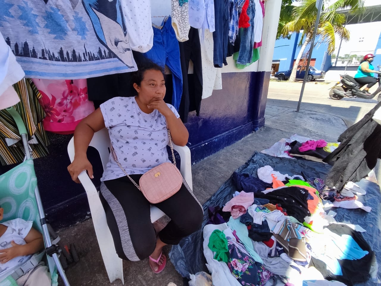 El hermano de su exesposo se ha acercado a su casa para molestarlas y pedirles que retiren la denuncia