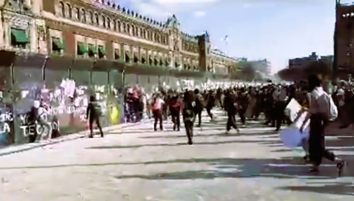 Las manifestantes golpean las vallas que cubren Palacio Nacional. Foto: Captura de pantalla Las manifestantes golpean las vallas que cubren Palacio Nacional. Foto: Captura de pantalla