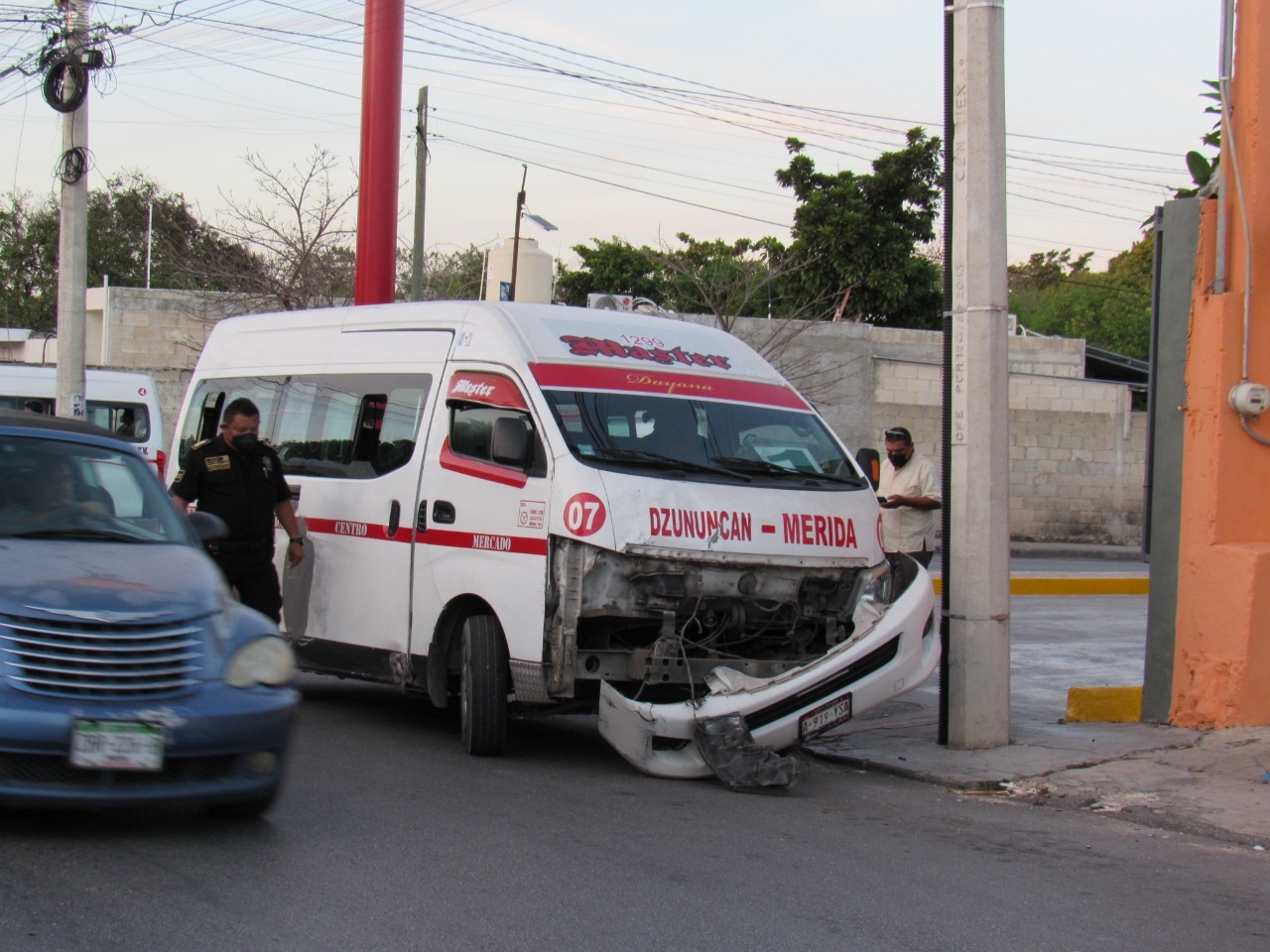 La combi terminó con bastantes daños La combi terminó con bastantes daños