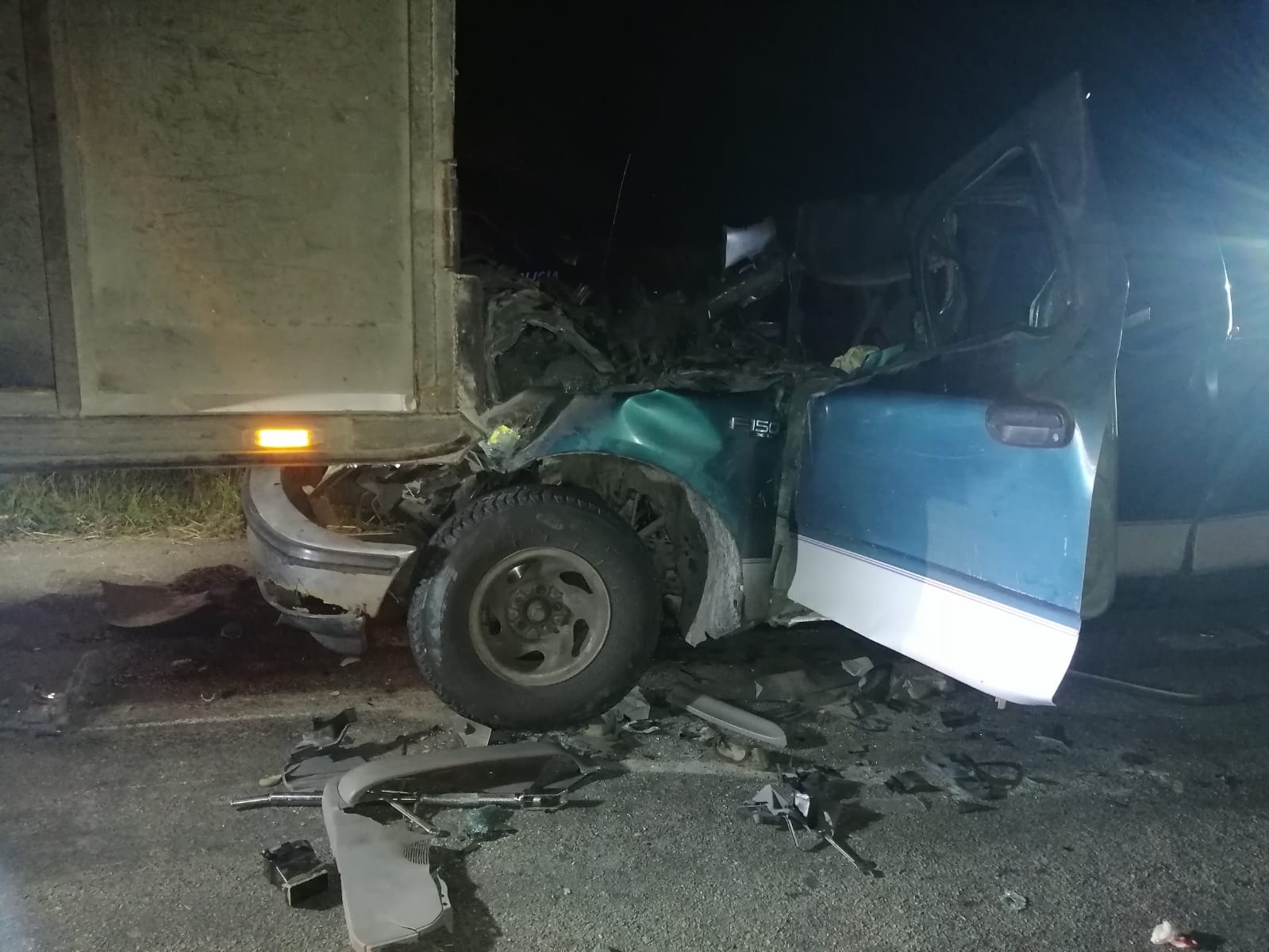 Automovilistas reportaron que una camioneta se había estrellado en la parte posterior de un tráiler Automovilistas reportaron que una camioneta se había estrellado en la parte posterior de un tráiler