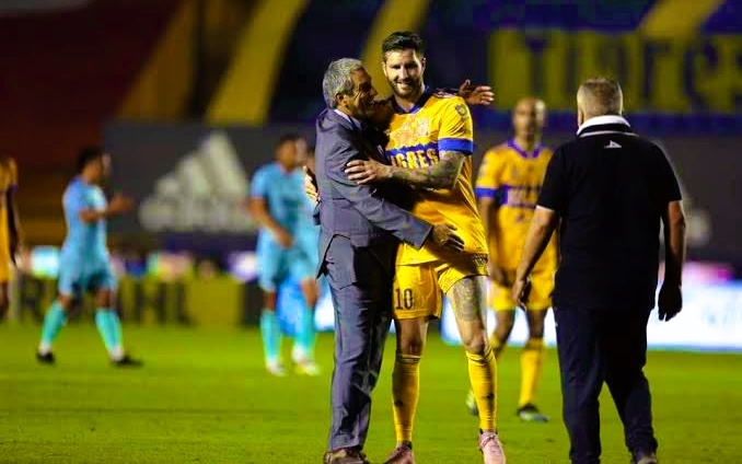 Gignac reconoció como un histórico de Tigres a Tomás Boy. Foto: Twitter @10APG
