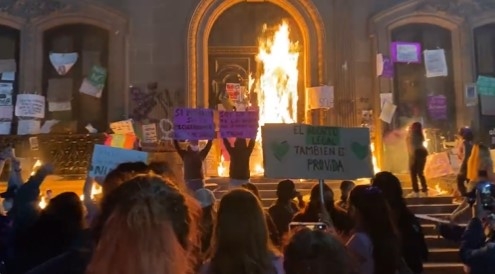 Manifestantes gritaban "quémenlo todo", mientras el fuego ardia. Foto: Captura de Pantalla