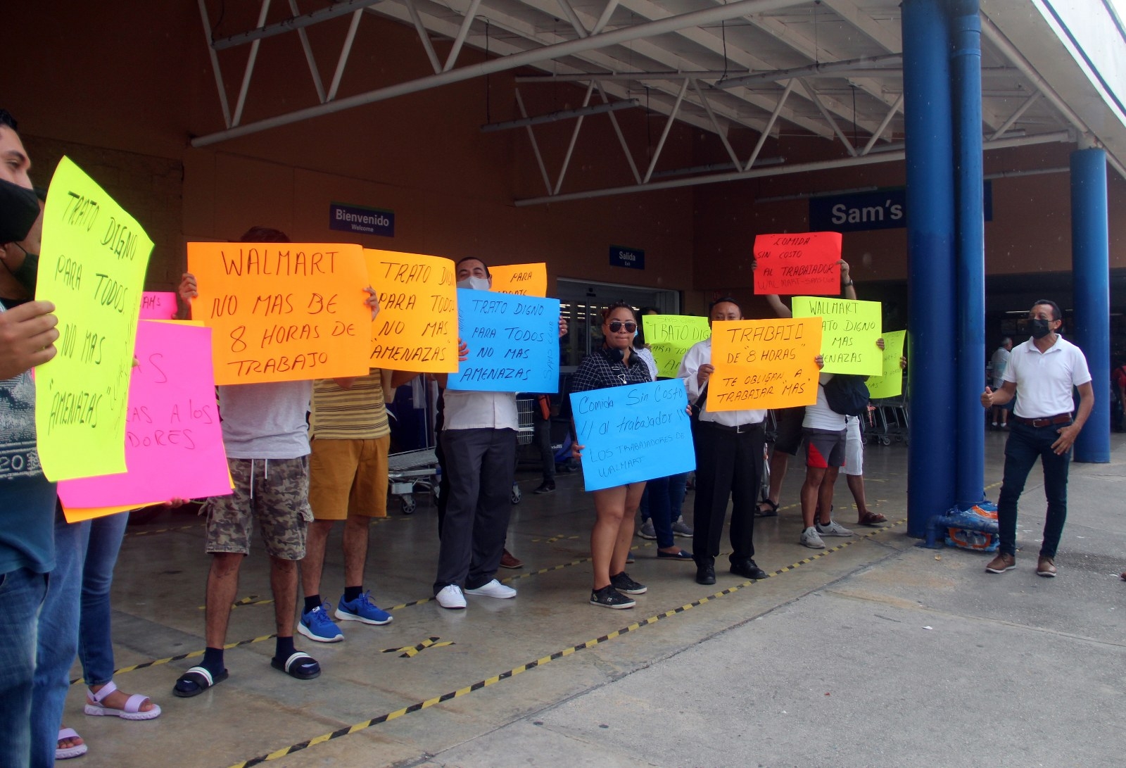 Los manifestantes exigieronmejores condiciones laborales y el pago de un bono afuera de las tiendas Walmart y Sam's Club en Cancún Los manifestantes exigieronmejores condiciones laborales y el pago de un bono afuera de las tiendas Walmart y Sam's Club en Cancún