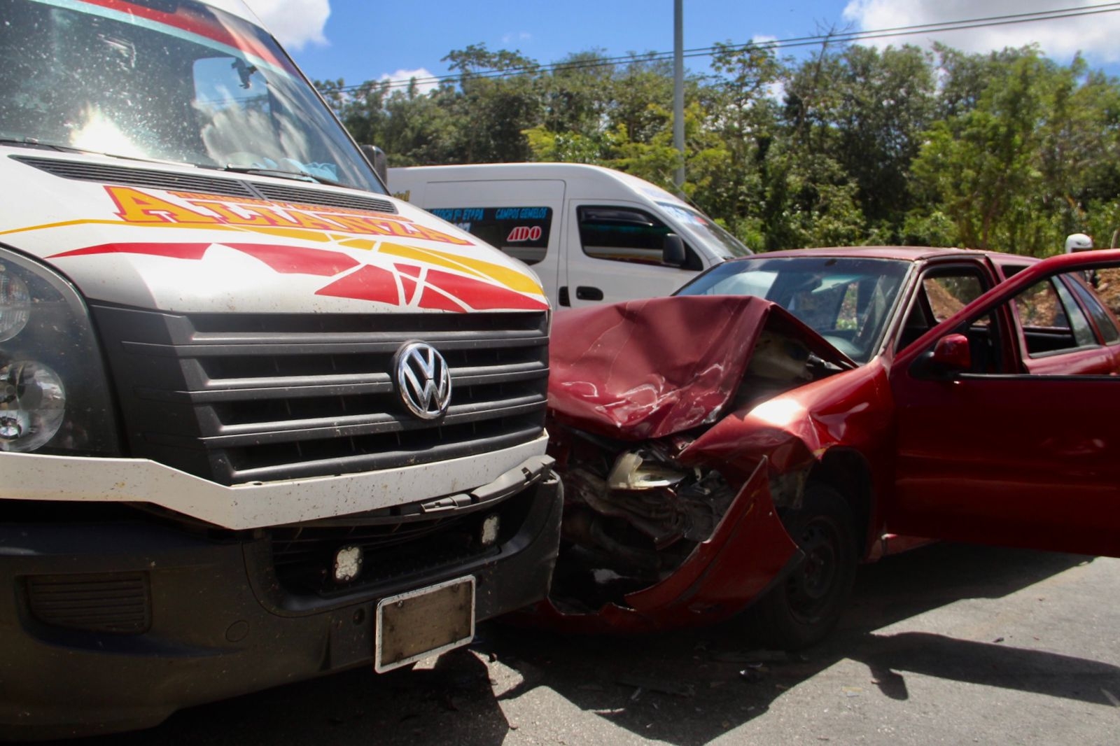 El menor y su madre fueron atendidos por paramédicos en el Arco Vial de Cancún tras el choque con la Van foránea El menor y su madre fueron atendidos por paramédicos en el Arco Vial de Cancún tras el choque con la Van foránea