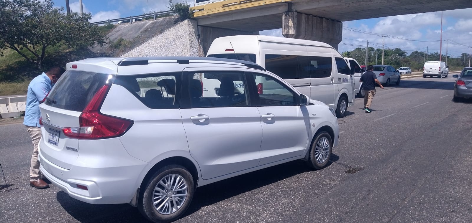 Tras el choque en el Boulevard Colosio, elementos de tránsito de Cancún acudieron al lugar para controlar la situación Tras el choque en el Boulevard Colosio, elementos de tránsito de Cancún acudieron al lugar para controlar la situación