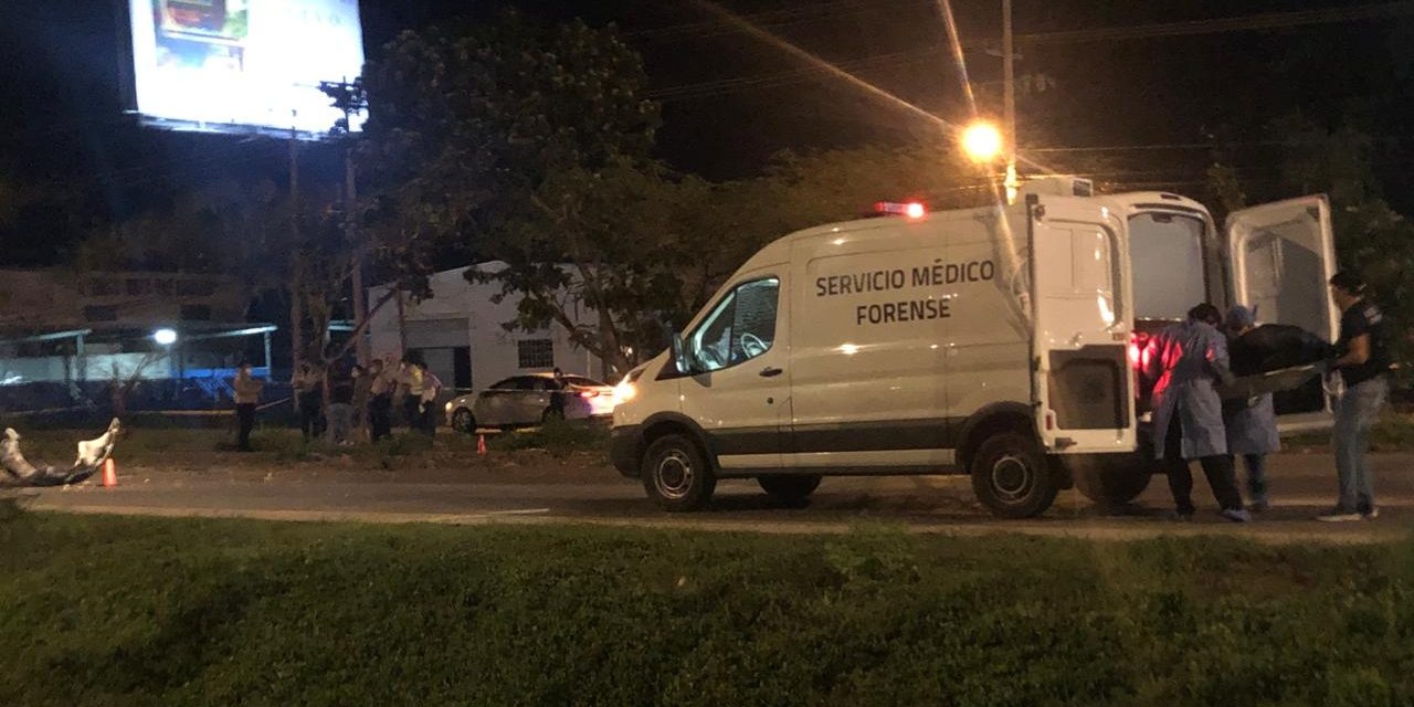 Un motociclista fue atropellado por un auto que no respetó el alto bajando el puente de Tixkokob